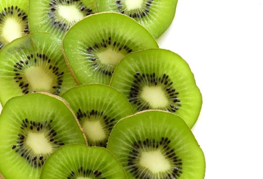 Geniale: ecco come sbucciare senza fatica un kiwi!