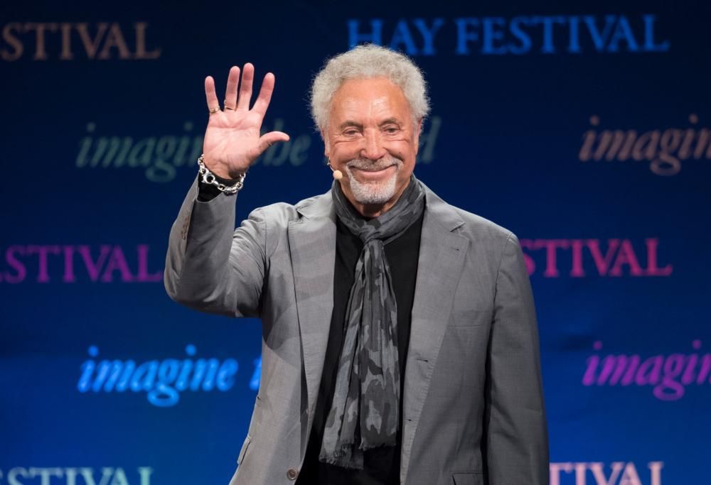 Tom Jones commuove il pubblico ricordando la moglie Linda