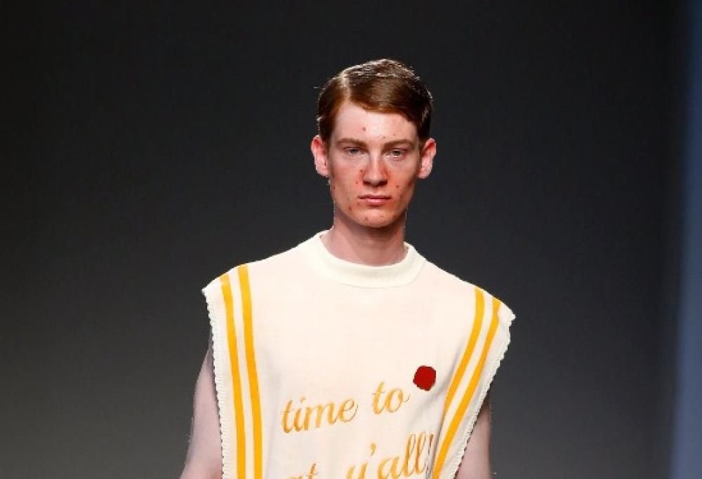 Moto Guo, i modelli sfilano in passerella con i segni dell’acne sul viso