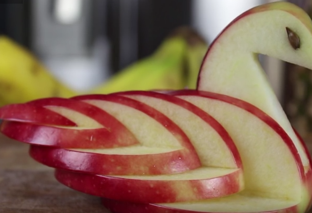 Food art: ecco come realizzare facilmente un cigno partendo da una mela