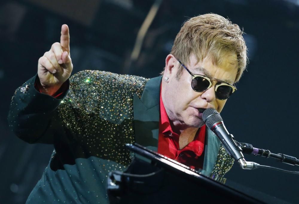 Elton John sulla strage di Orlando: «La speranza arriva da quest’ondata di amore arcobaleno»