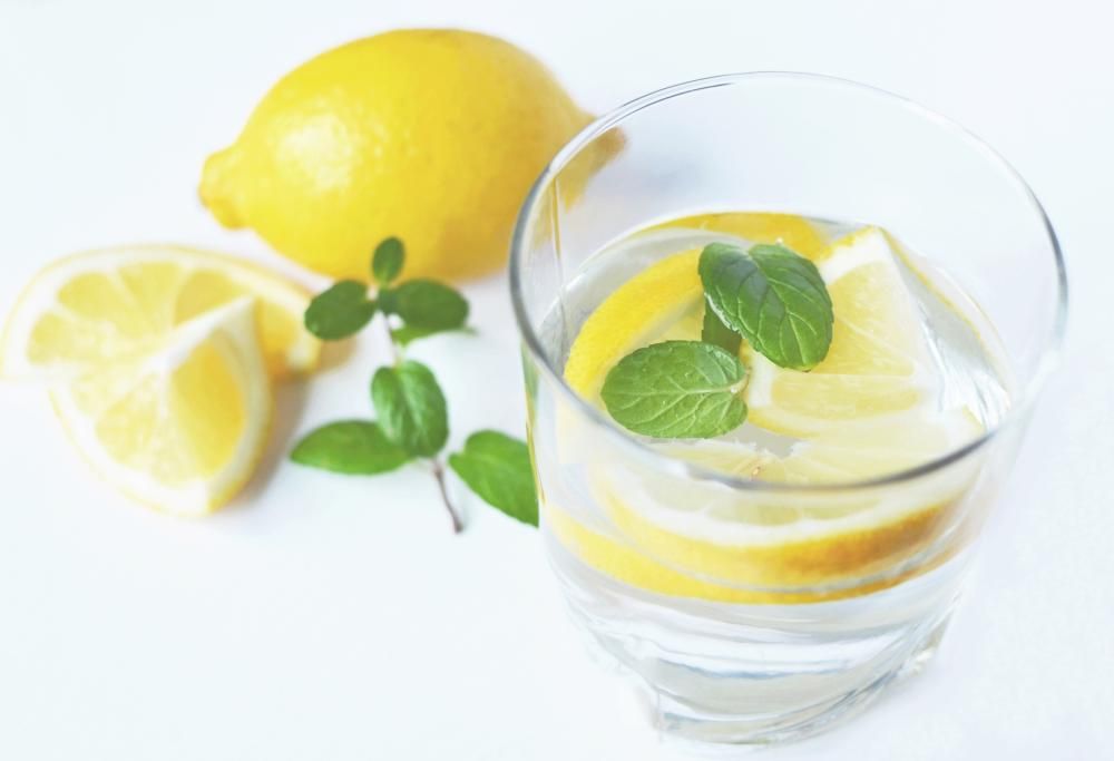 Ecco perché dovresti bere acqua calda e limone al mattino!