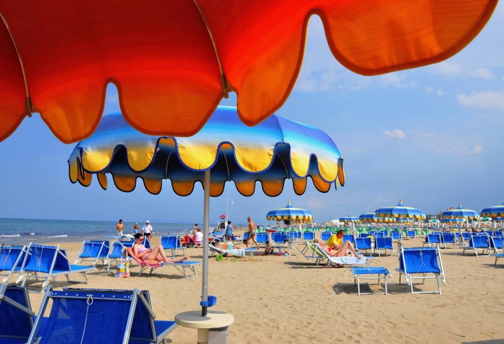 Fare il bagno dopo mangiato: bisogna davvero aspettare tre ore?
