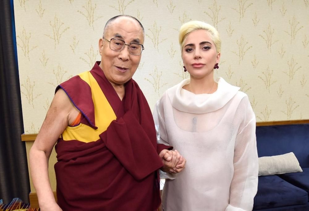Lady Gaga Incontra il Dalai Lama e il governo cinese bandisce la sua musica