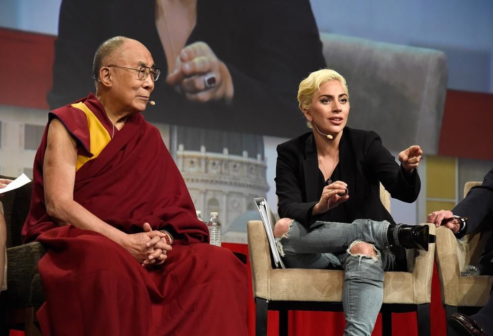 Lady Gaga incontra il Dalai Lama sul tema della “gentilezza”