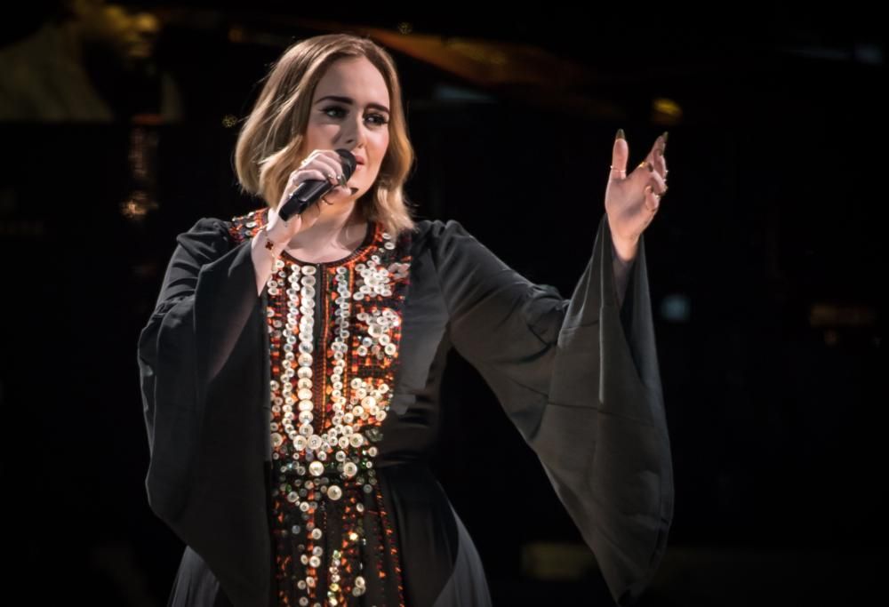 Adele sconfigge l’ansia e conquista Glastonbury