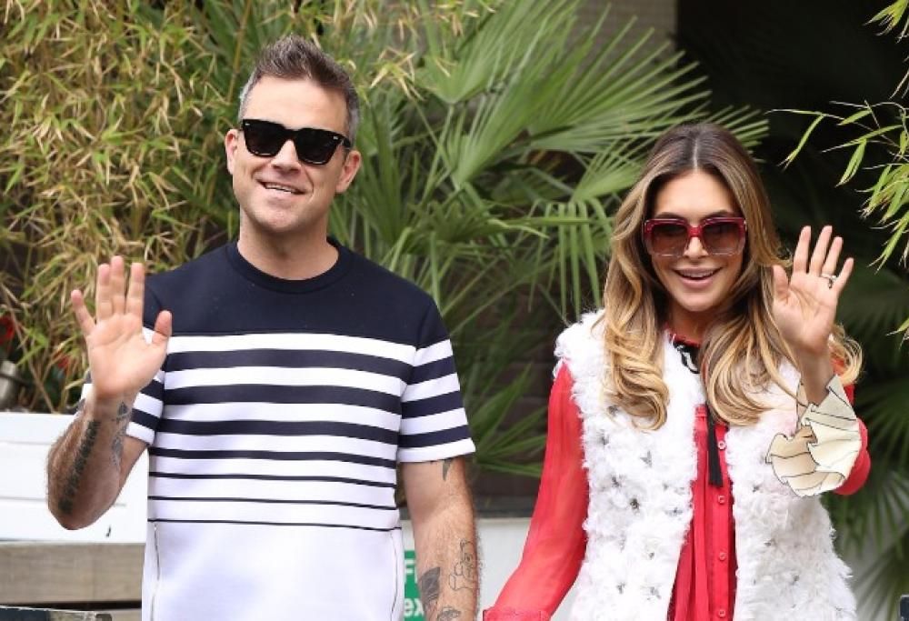 Robbie Williams si gode la vita da papà