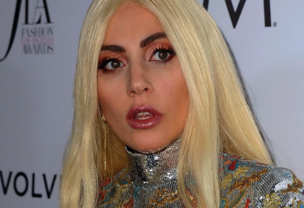 Lady Gaga visita un orfanotrofio in Messico