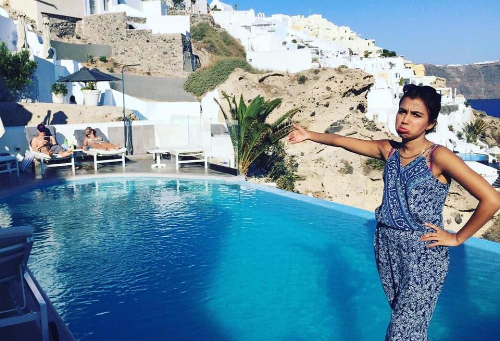 In viaggio di nozze senza il marito. Le foto diventano virali.