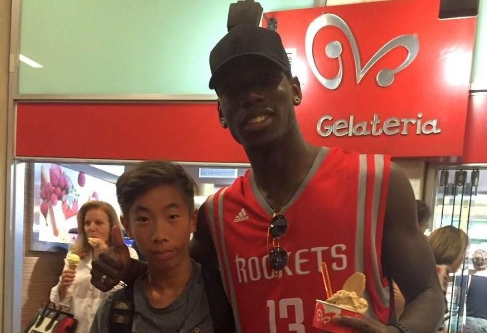 Paul Pogba si fa un gelato a “La Gelateria” di Monaco