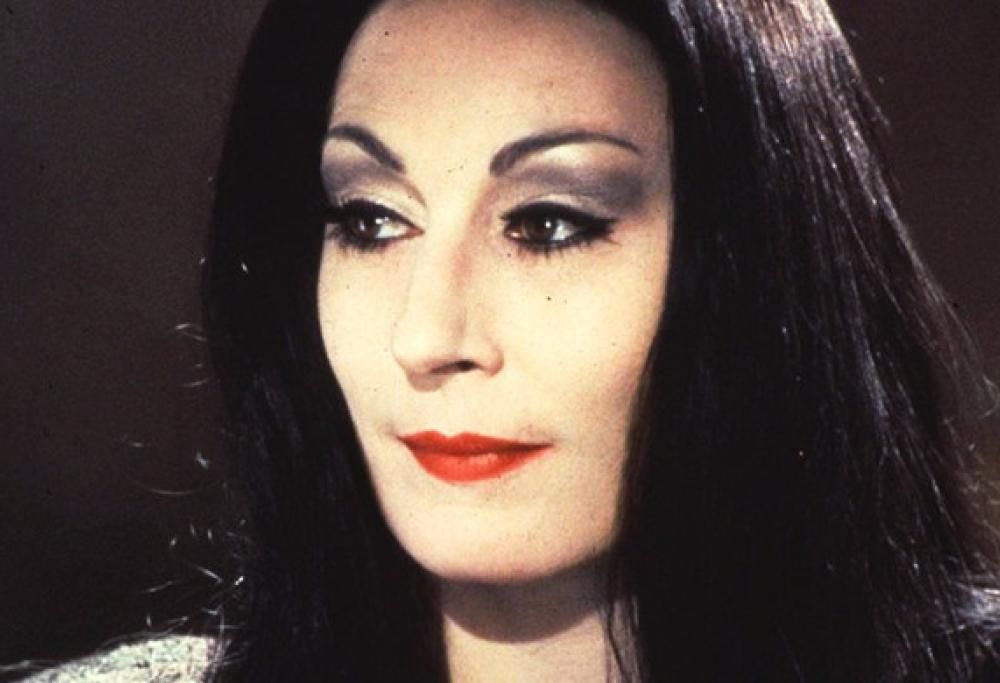 Vi ricordate Morticia de “La famiglia Addams”? Ecco com’è cambiata oggi