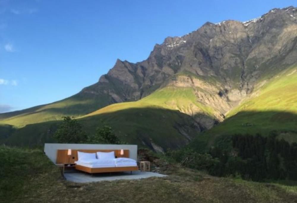 Una stanza d’hotel senza pareti e senza soffitto