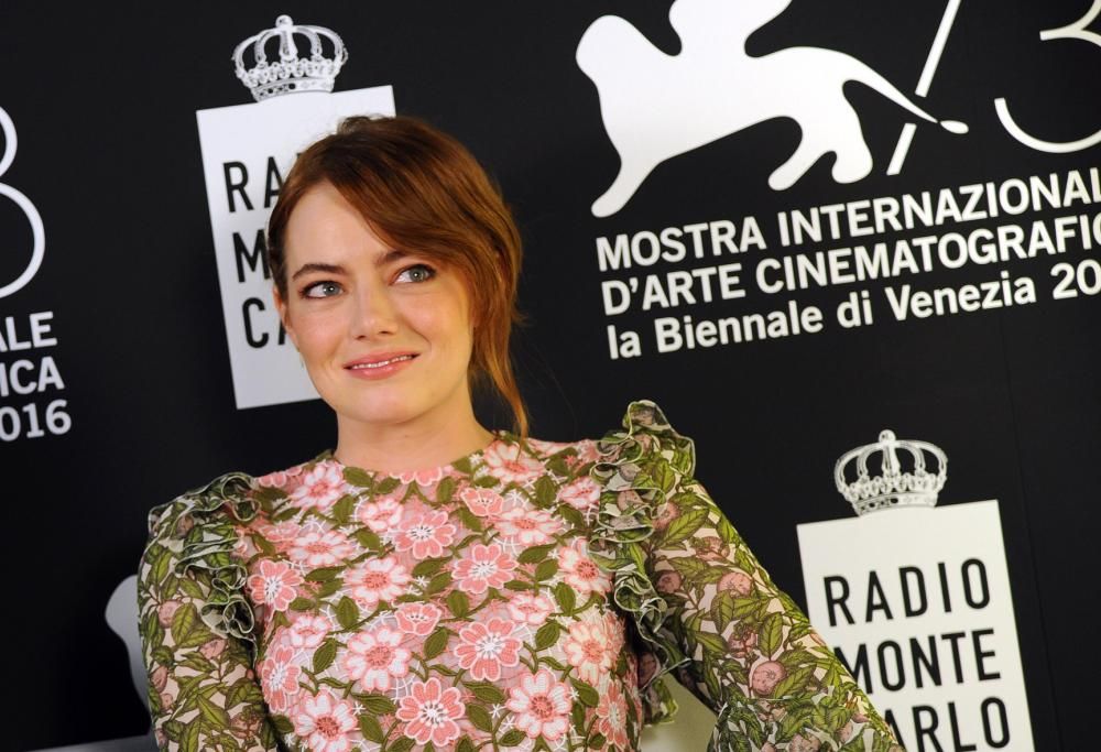 Emma Stone arriva a Venezia: gli scatti più belli