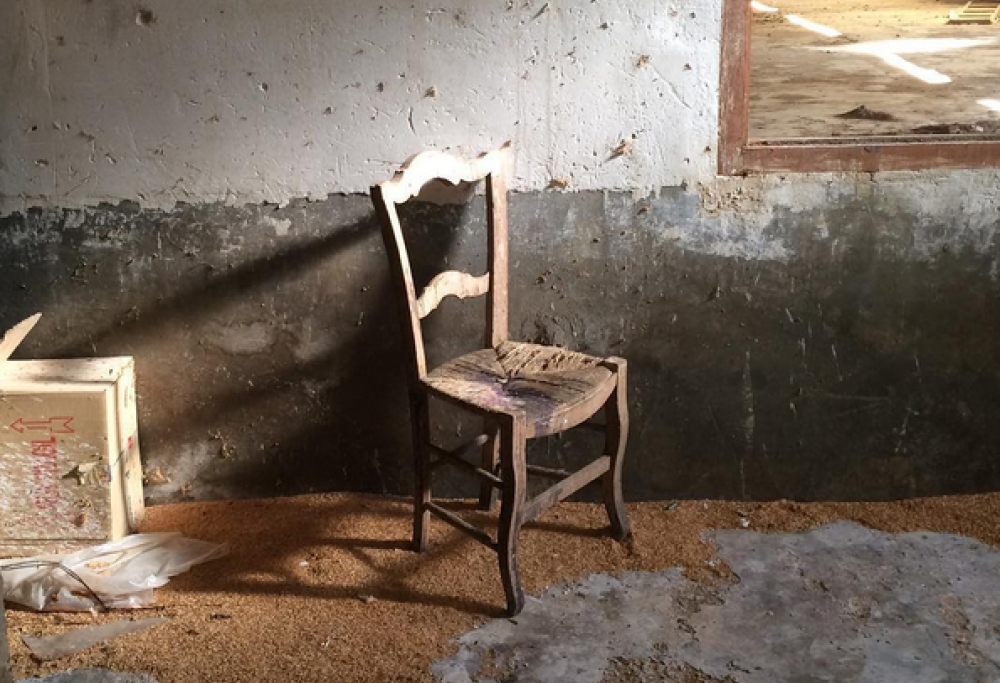 Lonely Chairs: le incredibili sedie solitarie di Barcellona