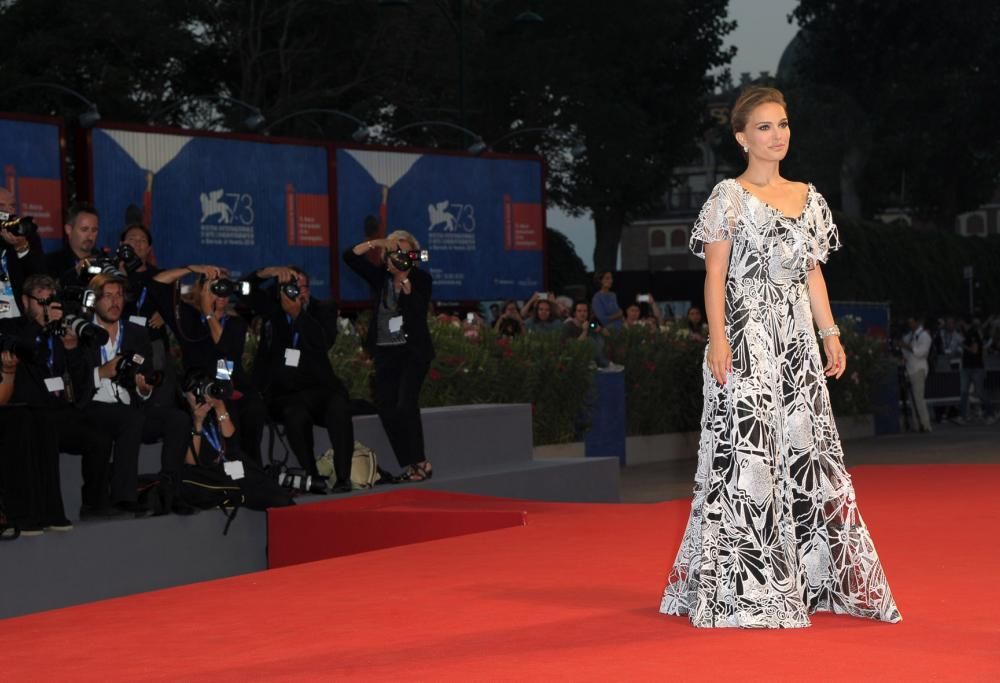 Un’incantevole Natalie Portman conquista il red carpet