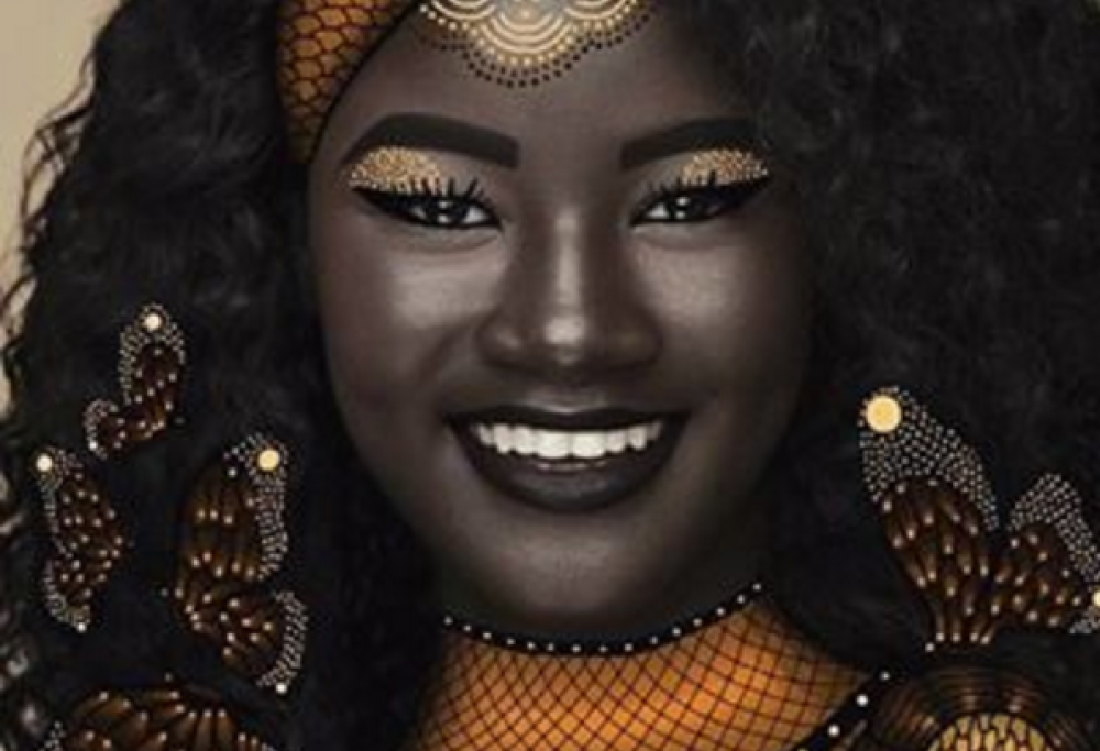 Khoudia, la modella dalla pelle incredibilmente nera. Da vittima dei bulli a star del web