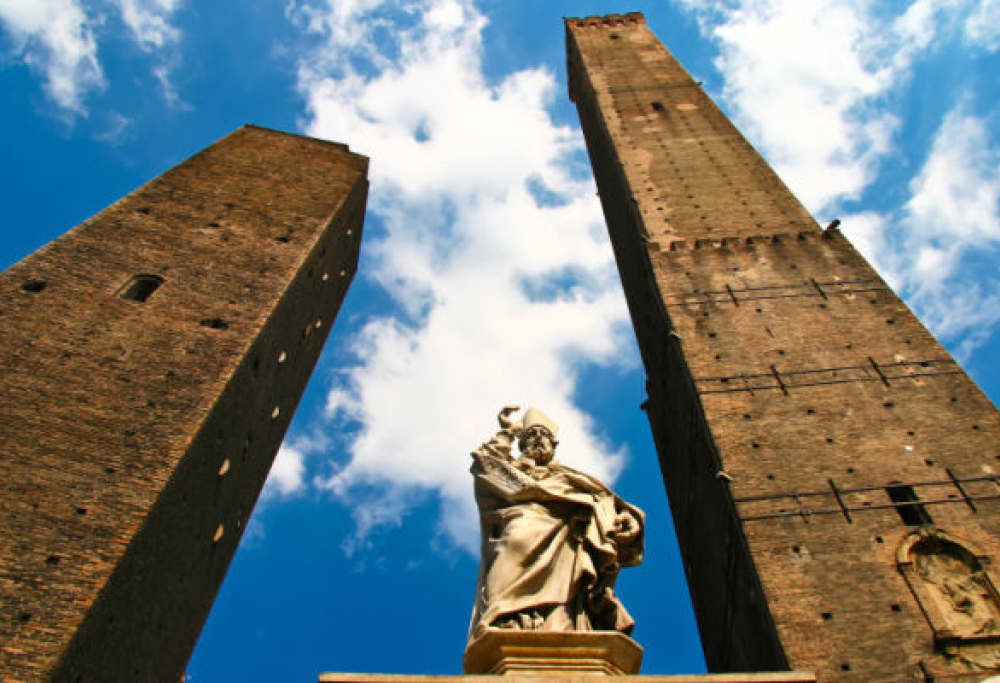 Monumenti che pendono. Non solo la torre di Pisa è storta