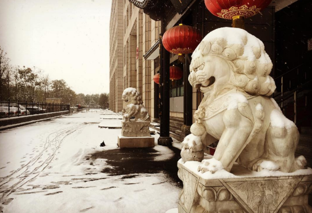 Pechino. La neve imbianca la città e… ripulisce l’aria della capitale