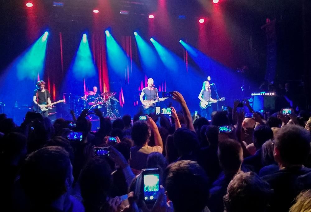 Sting riapre il Bataclan: “Onoriamo i morti e ricominciamo a vivere” (video)