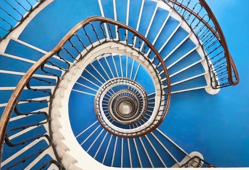 Le scale di Budapest: simmetrie artistiche e geometrie incredibili