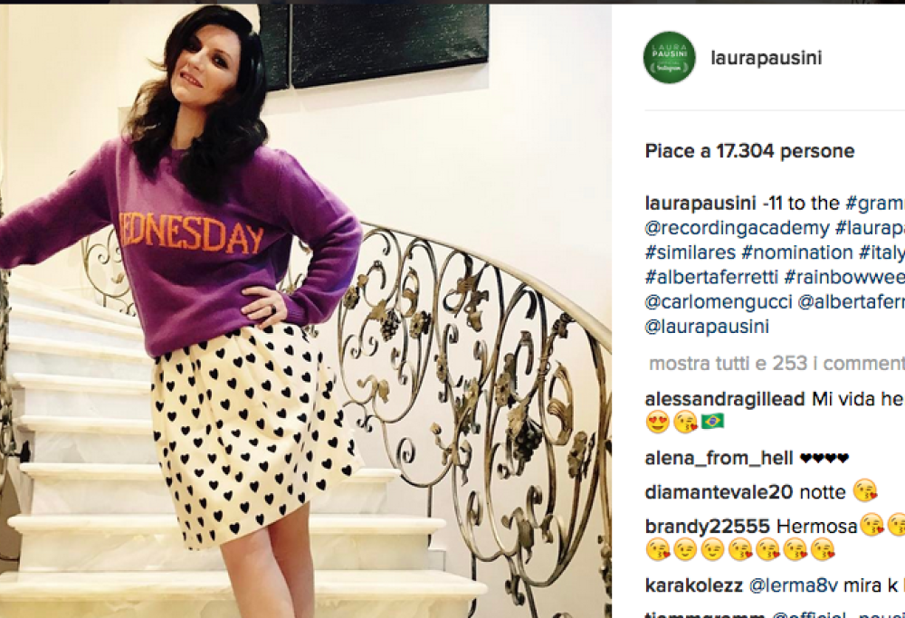 Laura Pausini, i maglioni buffi  e i selfie in attesa del Grammy