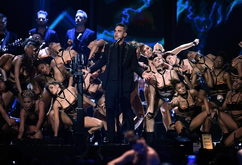 Brit Award: premi per Adele e David Bowie, e Chris Martin  canta George Michael: foto e video