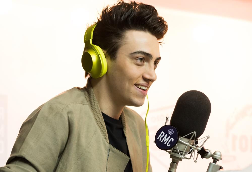 Michele Bravi negli studi di RMC: le foto più belle