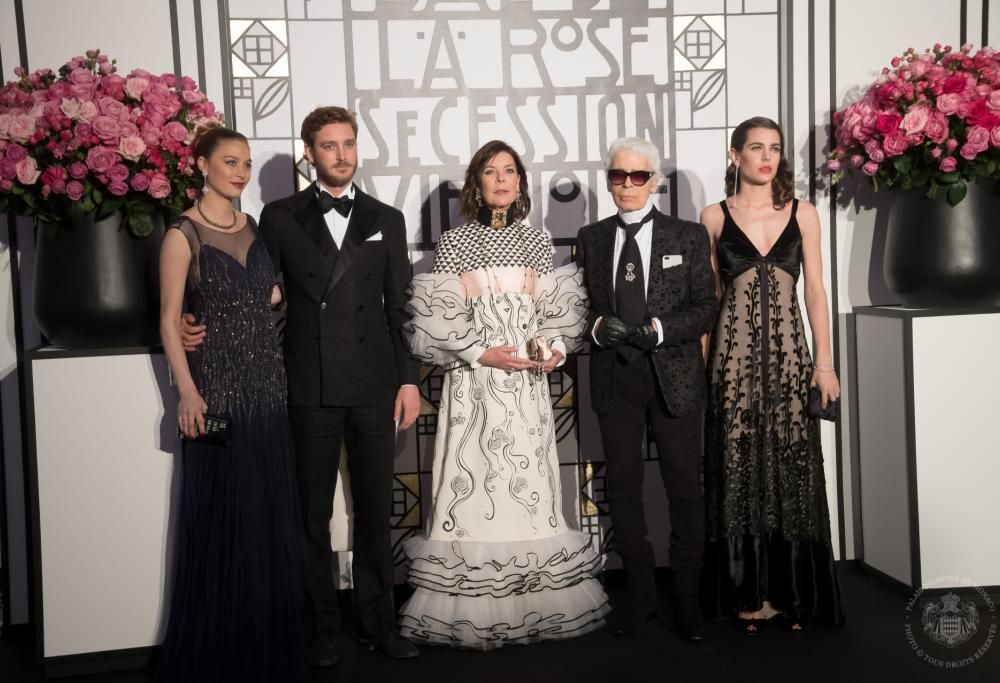 La Principessa Caroline, Charlotte e Beatrice illuminano il Ballo della Rosa