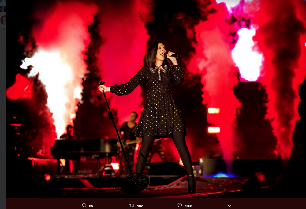 Laura Pausini pubblica le sue foto scolastiche