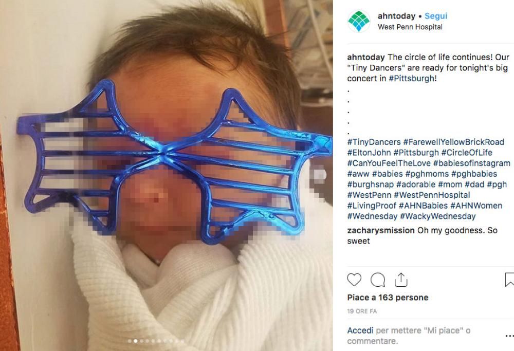 Anche i bebè rendono omaggio a Elton John