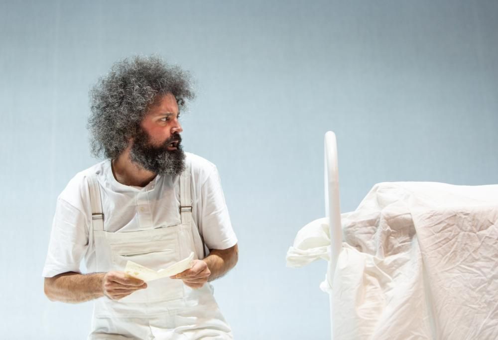 Simone Cristicchi in scena con Manuale di volo per uomo