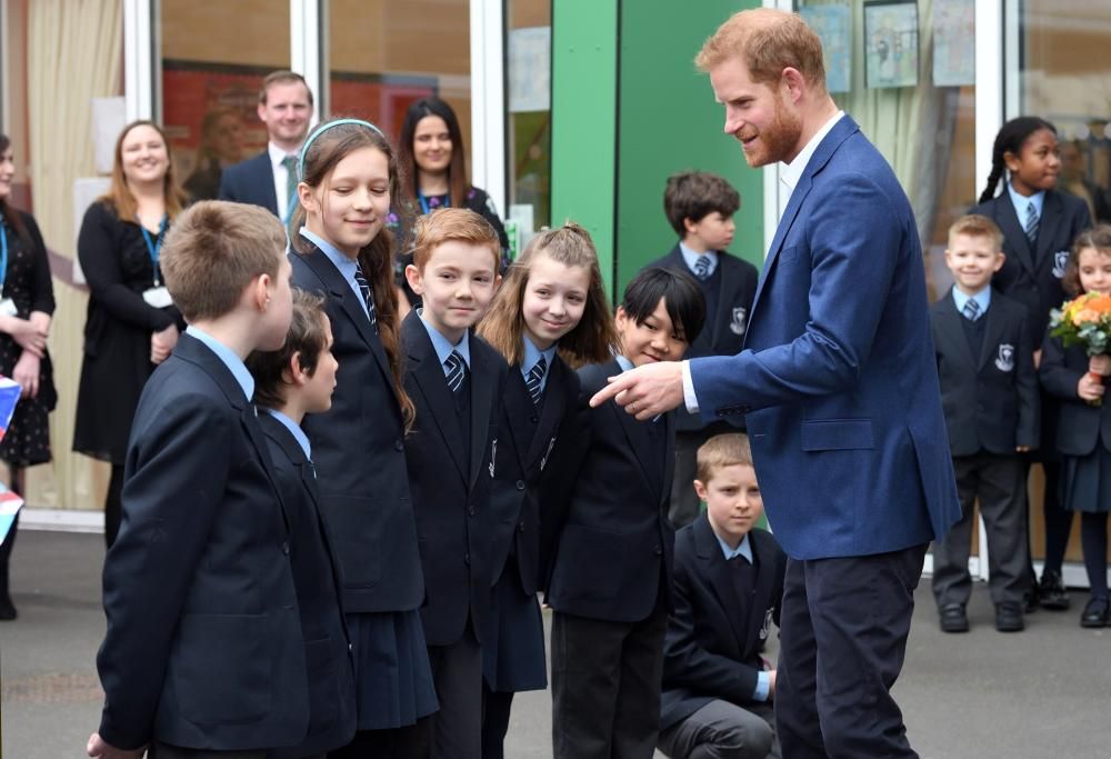 Dov’è la tua corona?: il Principe Harry scambiato per una persona qualunque!