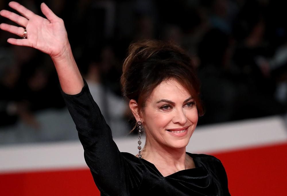 Elena Sofia Ricci in foto col ghiaccio in testa. Ecco perché!