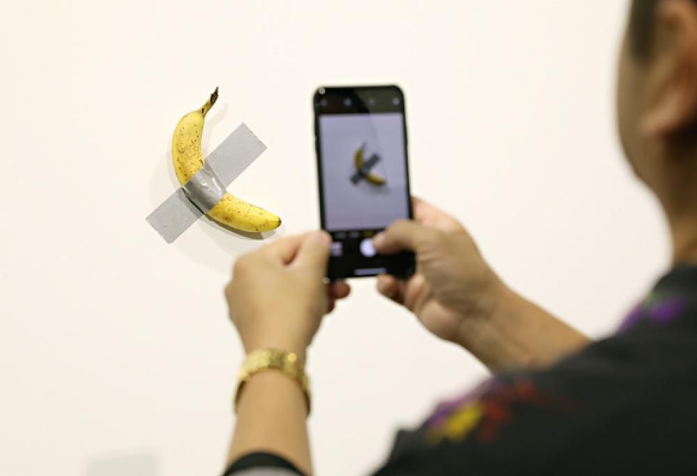Un artista affamato  ha mangiato l’ormai celebre banana di Maurizio Cattelan. Ecco il video