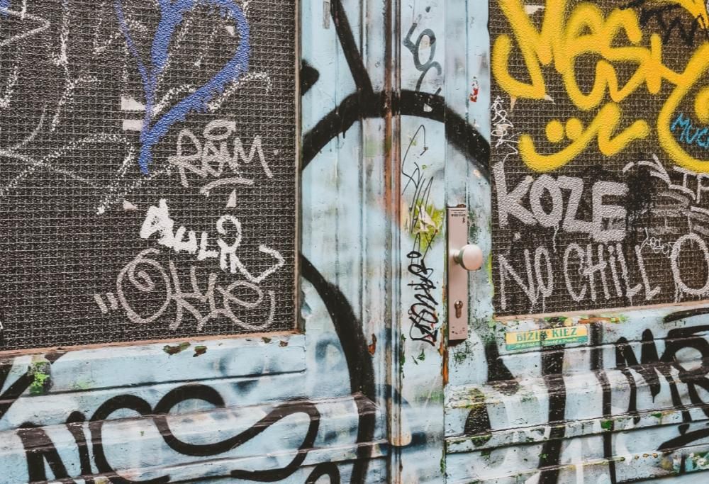 Banksy. Un senzatetto diventa Babbo Natale e la sua panchina una slitta, nel nuovo murales