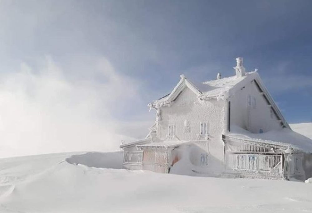 Il rifugio Damiano Chiesa completamente ricoperto dalla neve