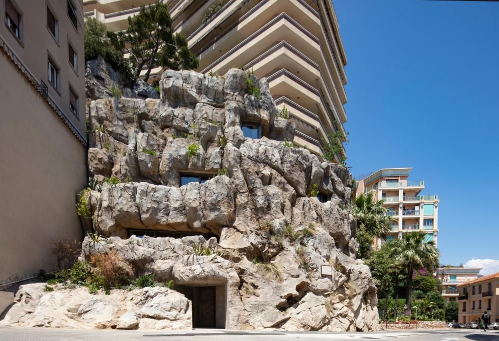 A Monte Carlo  una strepitosa abitazione iper-tecnologica costruita nella roccia. E dal nome birichino…