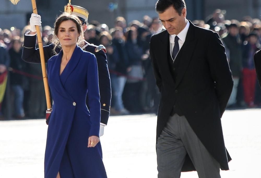 Letizia di Spagna sceglie il classic blu. Una lezione di stile davvero regale
