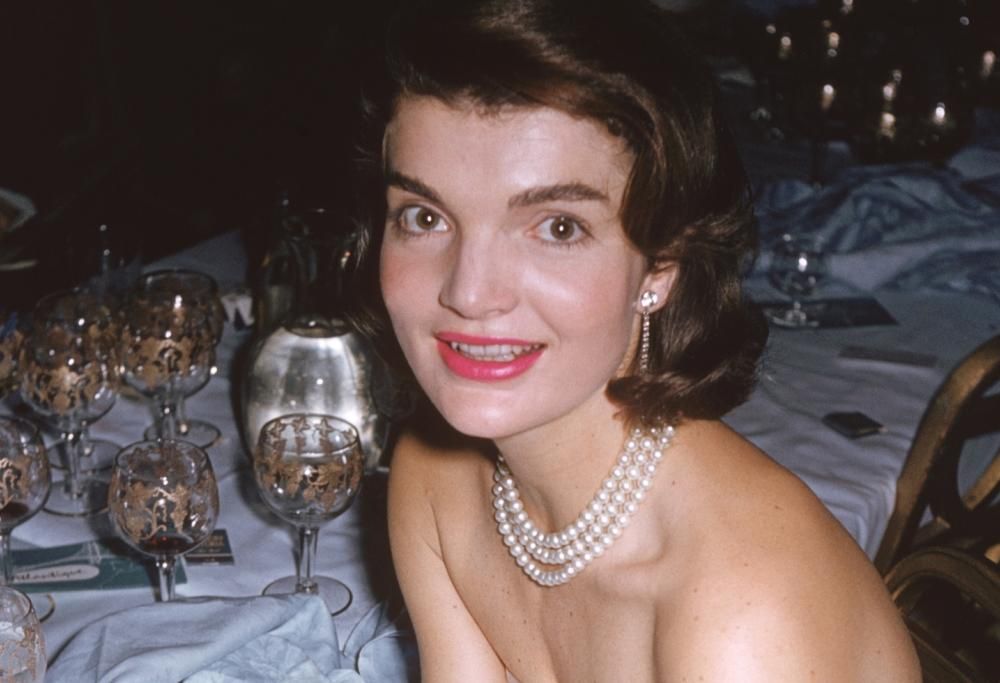Jackie Kennedy: la sua lezione di stile al mare è un esempio anche oggi