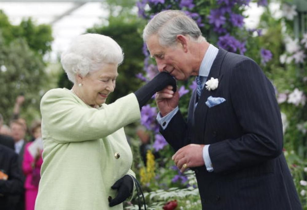 La Regina Elisabetta abdica in favore del  Principe Carlo