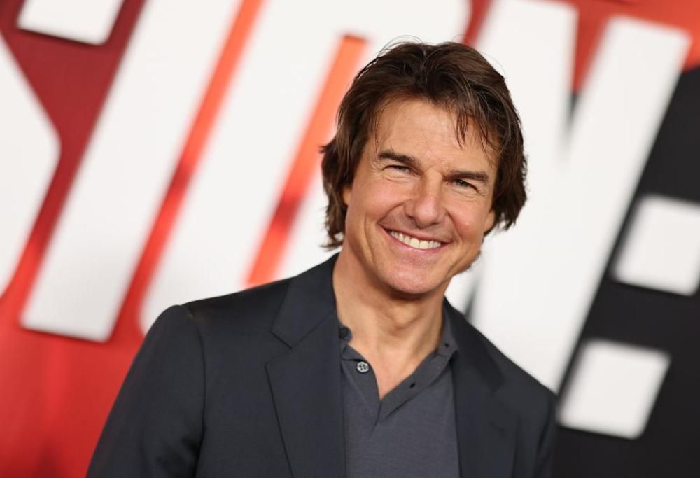 Tom Cruise scala la celebre scritta di Hollywood: la foto