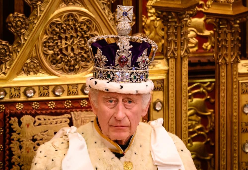 Re Carlo aumenta lo stipendio ai suoi dipendenti per l’anniversario dell’Incoronazione