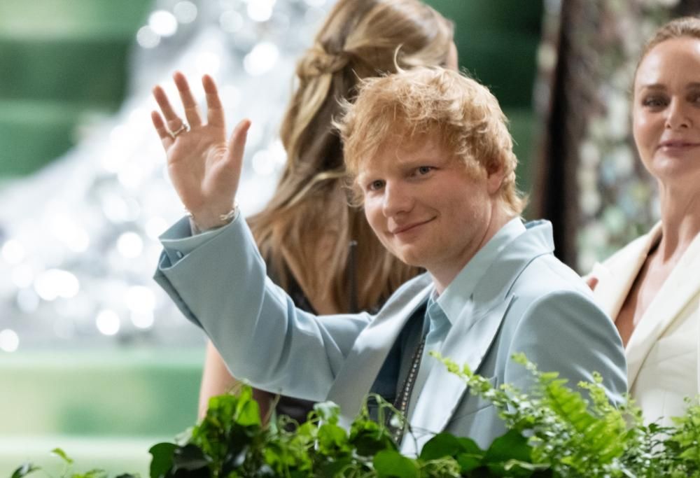 Ed Sheeran regala ai fan un medley natalizio: il video