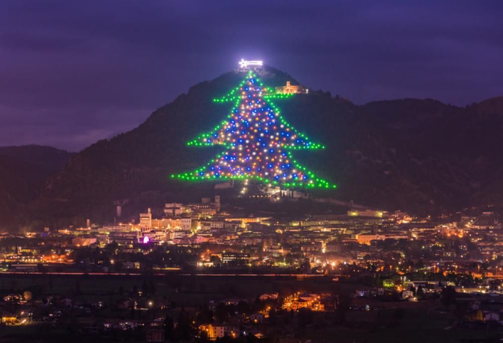 L’albero di Natale più grande del mondo? Si trova a Gubbio!