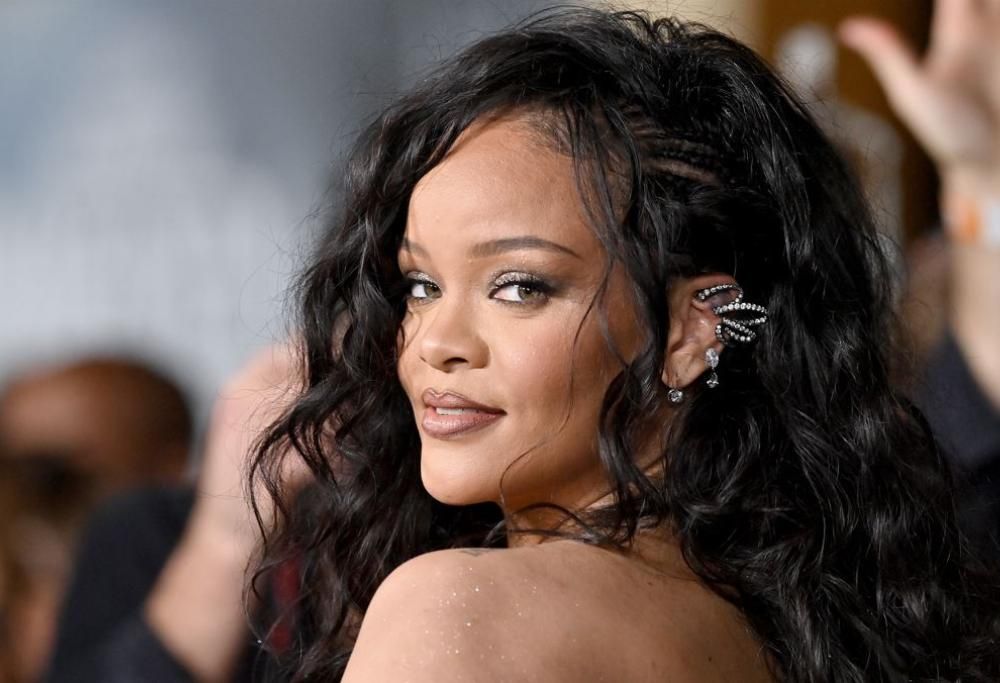 Rihanna pubblica la nuova canzone Friends Of Mine. Il video