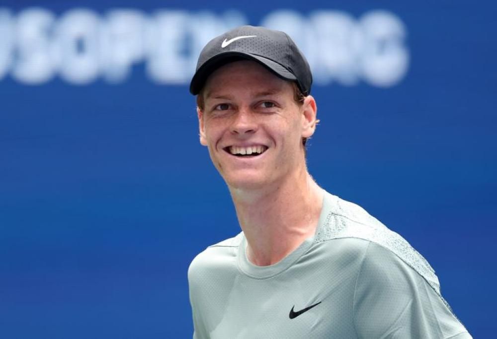 Sinner accende un fiammifero lanciando una palla da tennis. Ecco il trucco