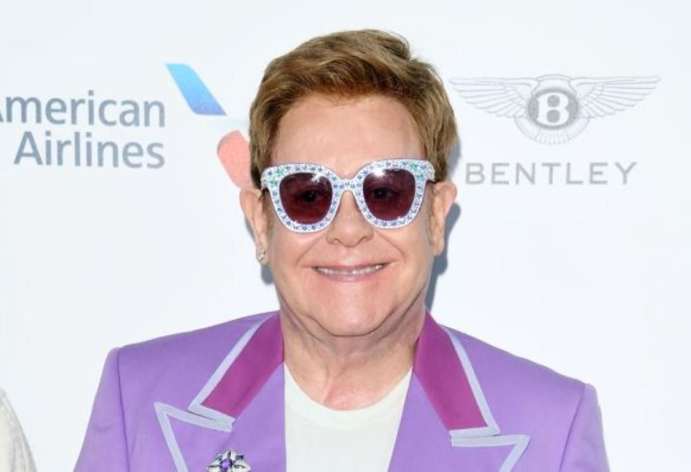Elton John a Capri canta Cold Heart al ristorante: il video