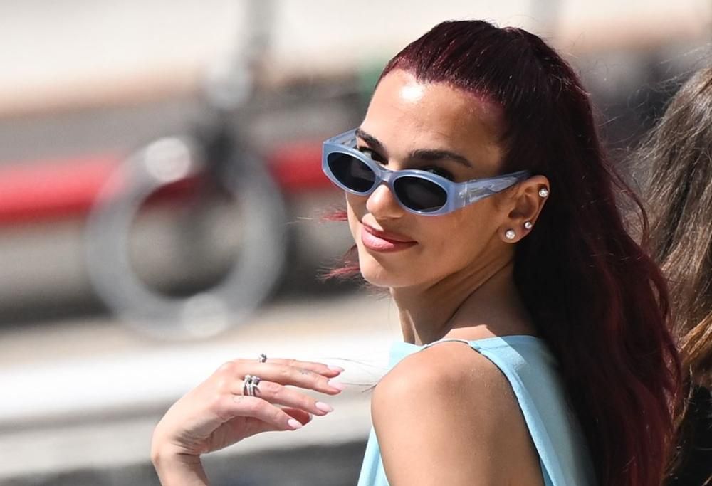 Dua Lipa sceglie l’Italia per le vacanze: le foto e i video