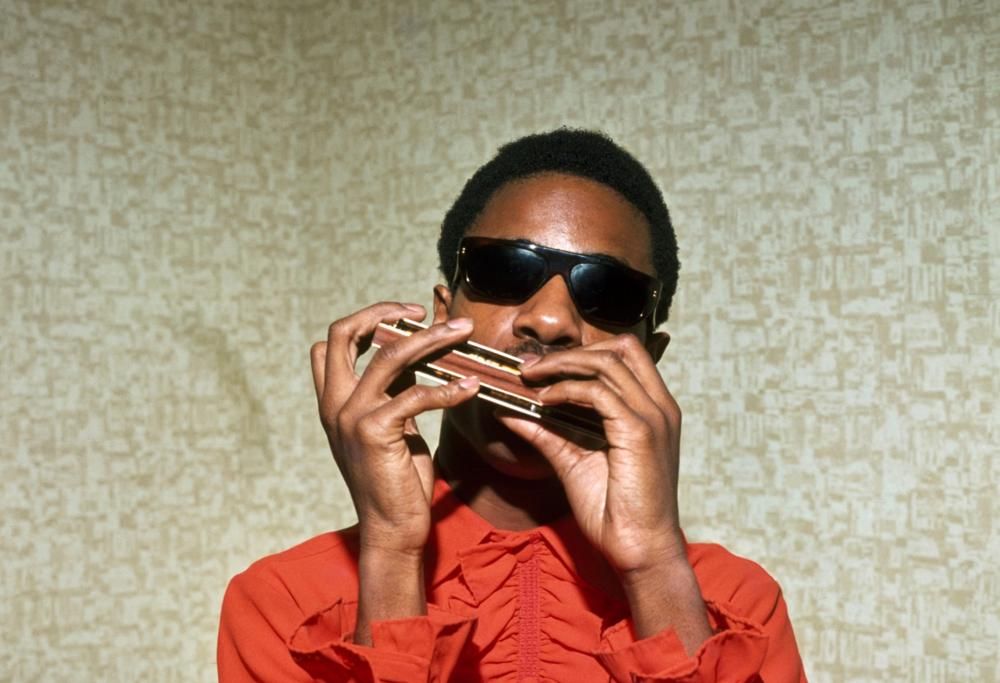 Stevie Wonder risponde alle voci secondo cui non sarebbe cieco. Il video con le sue bellissime parole