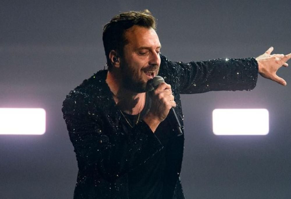 Cesare Cremonini elogia lo studio e impara a suonare il sassofono. Il video